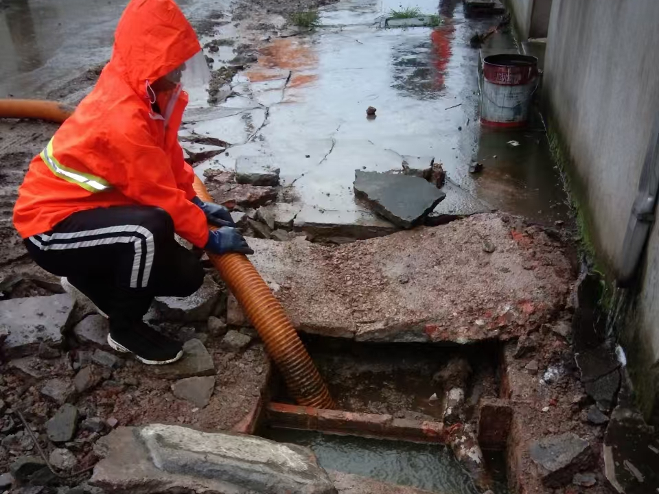 天柱专业清理污水池 炜誉市政以规范流程守护城市 “肠道”